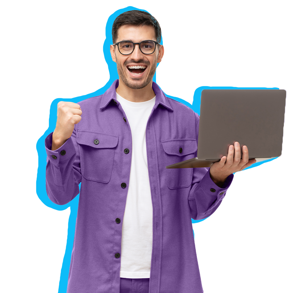 Homme d'affaire souriant tenant un ordinateur portable reconditionné d'une main