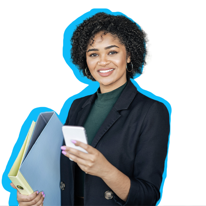 Femme d'affaire souriant, des classeurs à son bras et tenant un smartphone équipée en cybersécurité