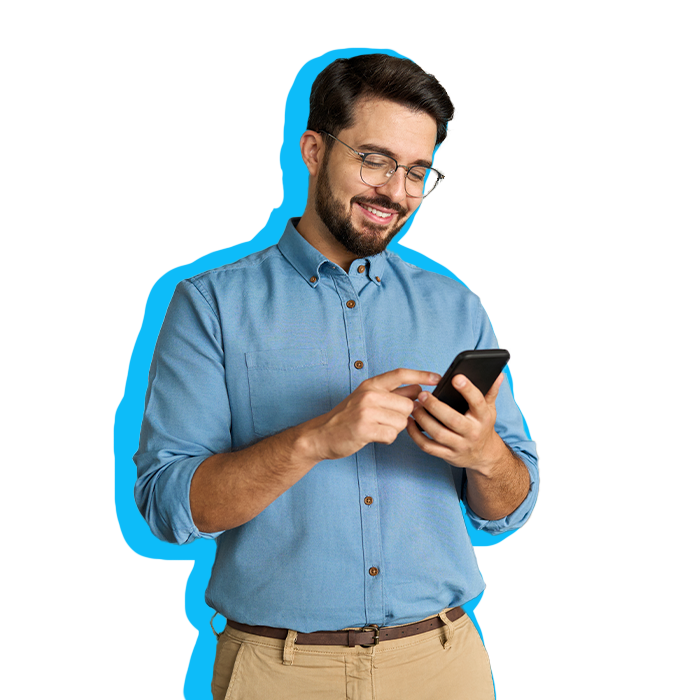 Homme d'affaire souriant en regardant son smartphone, équipé en téléphonie mobile