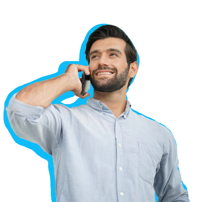 Homme d'affaire souriant passant un appel avec un smartphone reconditionné