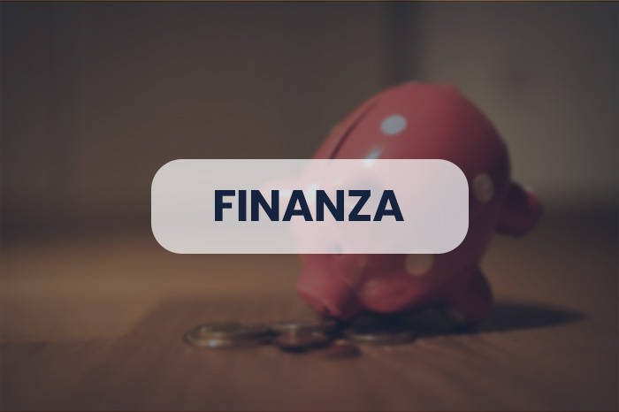 Salvadanaio capovolto con monete su un tavolo che rappresenta uno dei nostri settori di attività, quello bancario