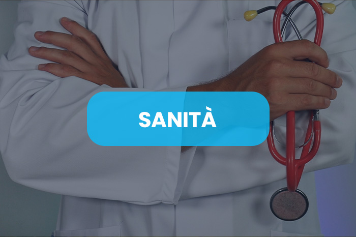 Un medico in camice con in mano uno stetoscopio rappresenta uno dei nostri settori di attività, quello sanitario