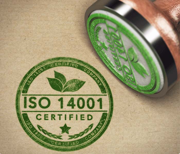 Tampon vert iso 14001 certified, à côté du tampon encreur, management environnemental