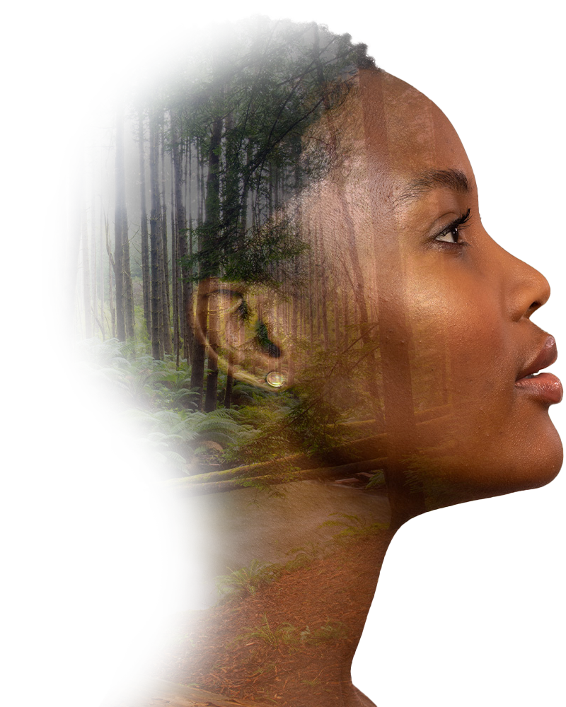 Jeune femme de profil avec un fondu sur sa tête d'une forêt, représentant l'engagement rse